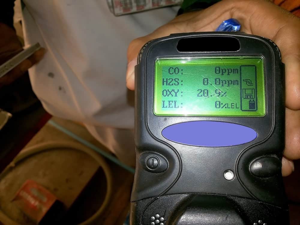 Monitoring air quality with a multi-gas detector, ensuring safety in the workplace.