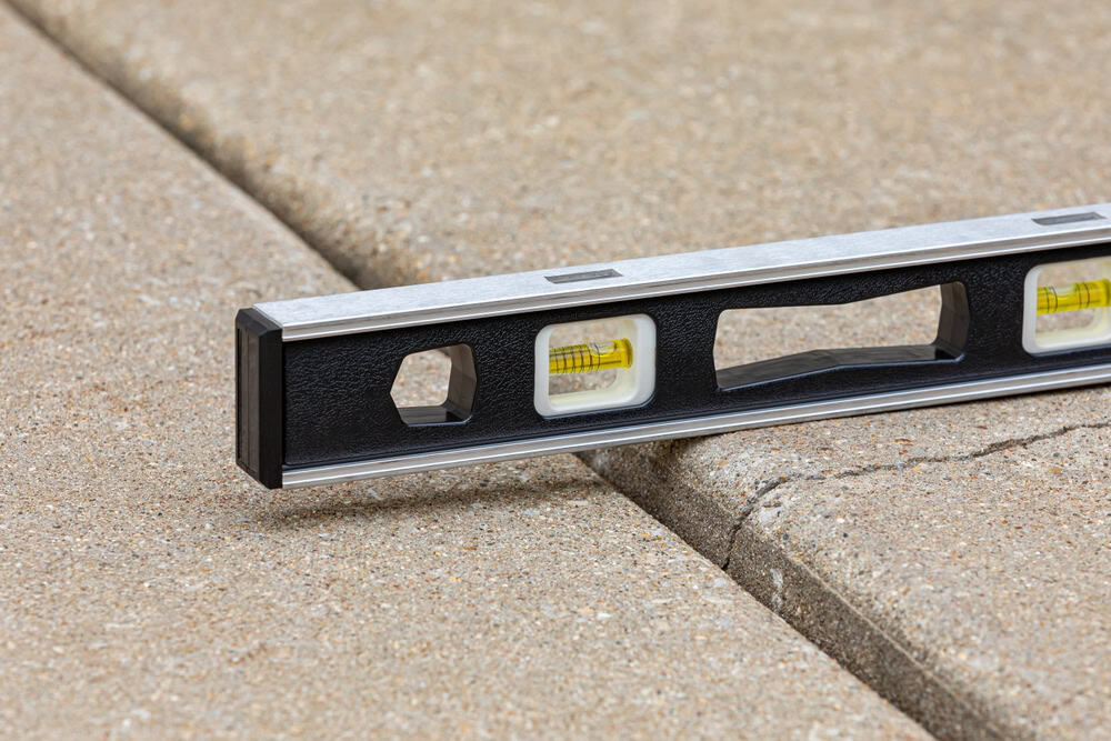 Uneven ground—this sidewalk is in need of repair! 🔧📏