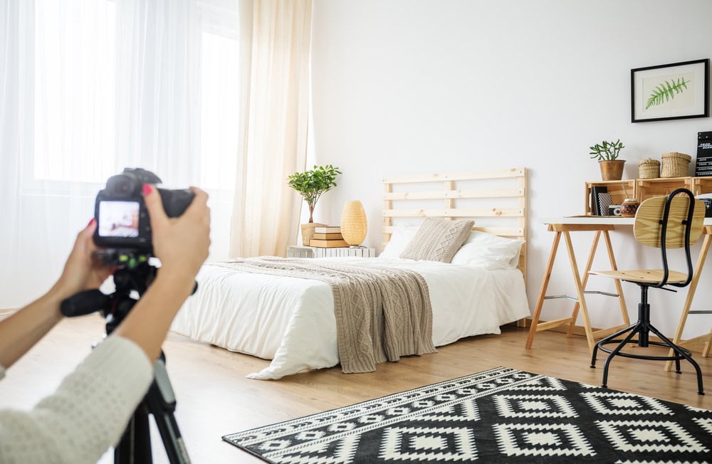 Capturing the cozy charm of a minimalist bedroom setup.