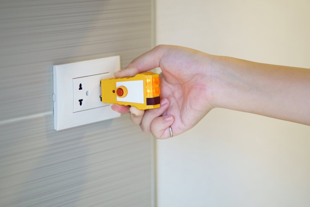 Testing the electrical outlet with a socket tester.